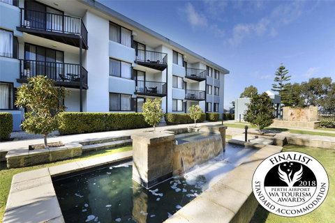 Lodestar Waterside Apartments - Holiday Cairns 0