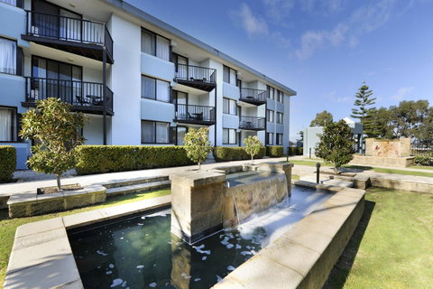 Lodestar Waterside Apartments - Holiday Cairns 2