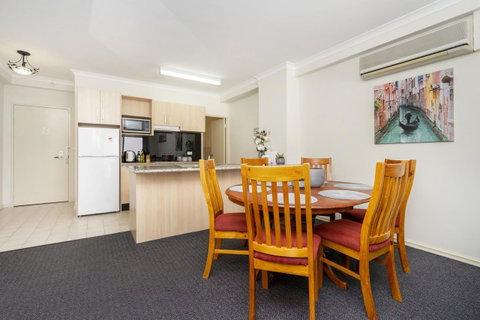Oversized Eastend Sleeps 6 Free PARKING+POOL WIFI - Holiday Cairns 9
