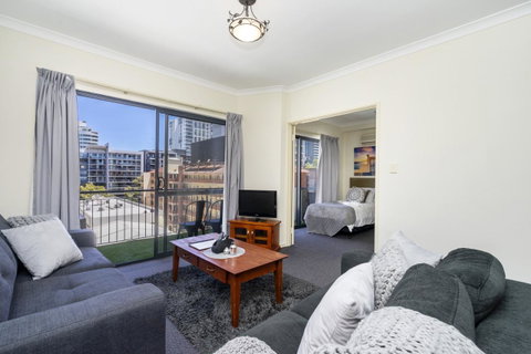 Oversized Eastend Sleeps 6 Free PARKING+POOL WIFI - Holiday Cairns 0