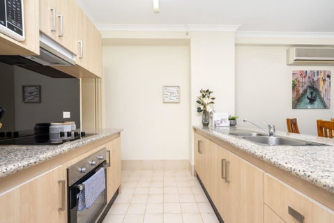 Oversized Eastend Sleeps 6 Free PARKING+POOL WIFI - Holiday Cairns 35