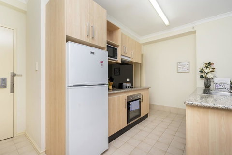 Oversized Eastend Sleeps 6 Free PARKING+POOL WIFI - Holiday Cairns 17