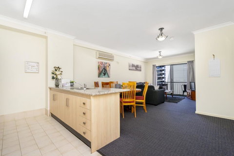 Oversized Eastend Sleeps 6 Free PARKING+POOL WIFI - Holiday Cairns 2