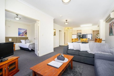 Oversized Eastend Sleeps 6 Free PARKING+POOL WIFI - Holiday Cairns 42