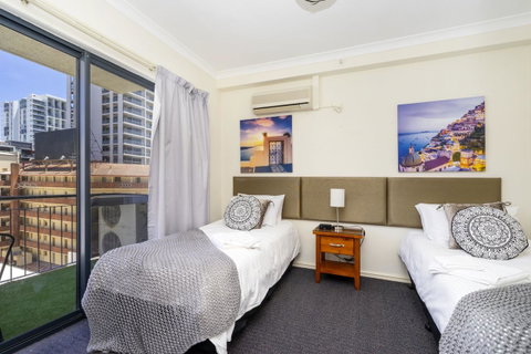 Oversized Eastend Sleeps 6 Free PARKING+POOL WIFI - Holiday Cairns 1