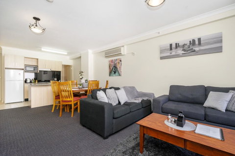 Oversized Eastend Sleeps 6 Free PARKING+POOL WIFI - Holiday Cairns 7