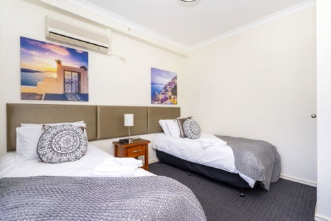 Oversized Eastend Sleeps 6 Free PARKING+POOL WIFI - Holiday Cairns 28