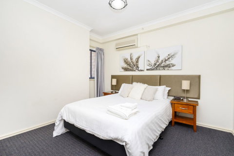 Oversized Eastend Sleeps 6 Free PARKING+POOL WIFI - Holiday Cairns 11