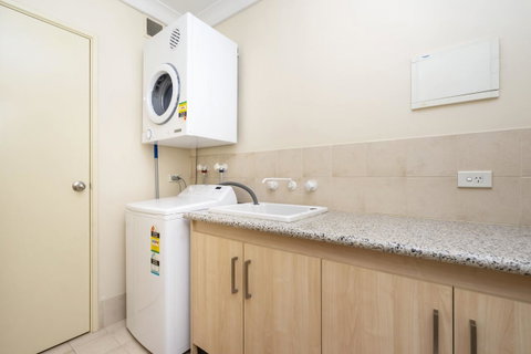 Oversized Eastend Sleeps 6 Free PARKING+POOL WIFI - Holiday Cairns 12