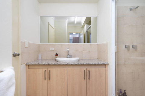 Oversized Eastend Sleeps 6 Free PARKING+POOL WIFI - Holiday Cairns 26