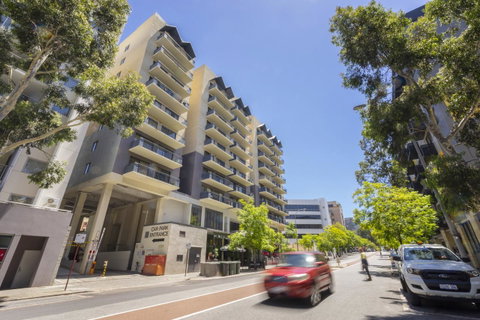 Oversized Eastend Sleeps 6 Free PARKING+POOL WIFI - Holiday Cairns 24