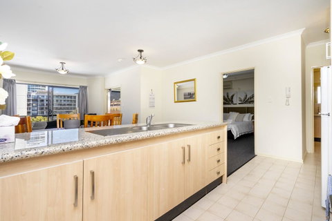 Oversized Eastend Sleeps 6 Free PARKING+POOL WIFI - Holiday Cairns 4