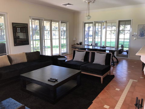 Caves Road Guest Houses - Holiday Cairns 0