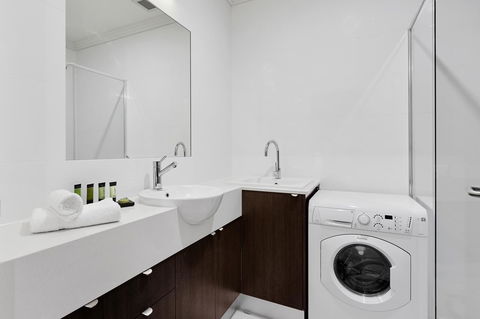 Attika Hotel - Holiday Cairns 13