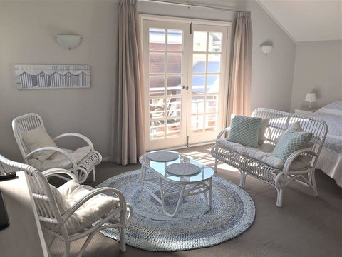 Fremantle Local Beach Studio - Holiday Cairns 8