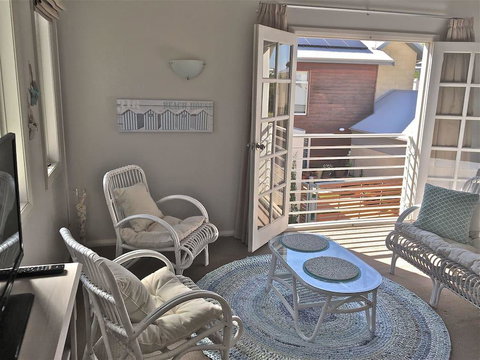 Fremantle Local Beach Studio - Holiday Cairns 0