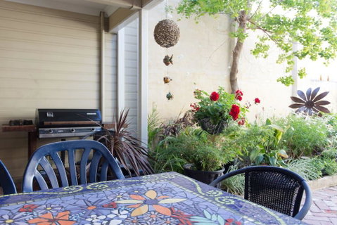 Fremantle Local Beach Studio - Holiday Cairns 9