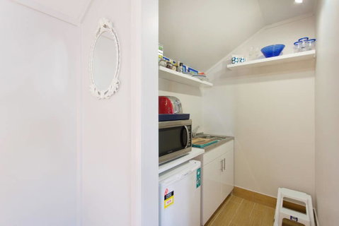 Fremantle Local Beach Studio - Holiday Cairns 18
