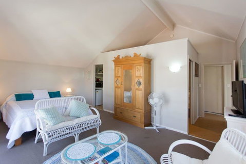 Fremantle Local Beach Studio - Holiday Cairns 13