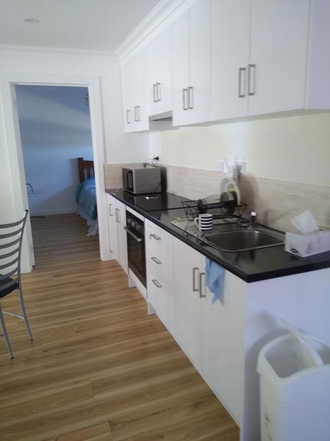 DIANELLA Budget Rooms Happy Place To Stay - Holiday Cairns 33