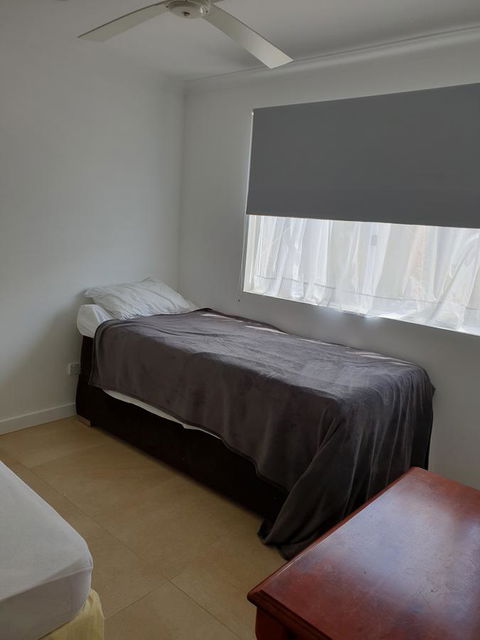 DIANELLA Budget Rooms Happy Place To Stay - Holiday Cairns 2
