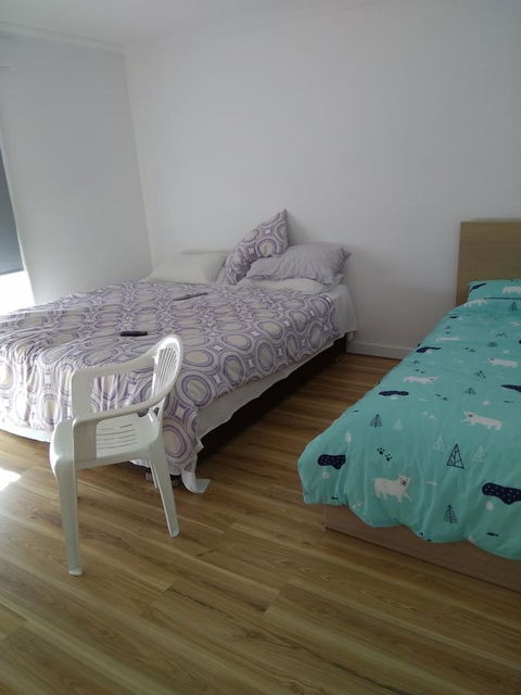 DIANELLA Budget Rooms Happy Place To Stay - Holiday Cairns 13