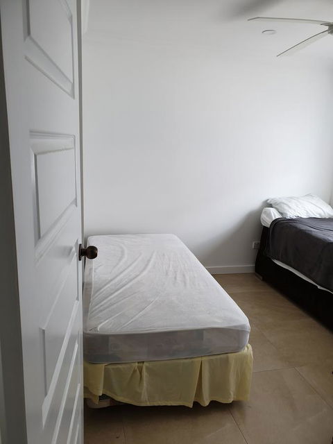 DIANELLA Budget Rooms Happy Place To Stay - Holiday Cairns 1
