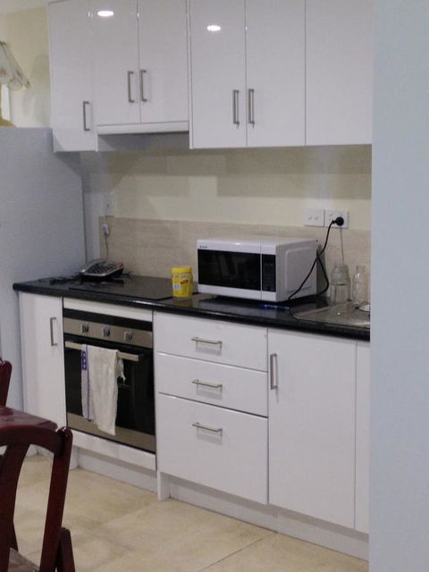 DIANELLA Budget Rooms Happy Place To Stay - Holiday Cairns 25