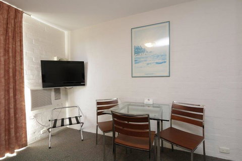 Atrium Hotel Mandurah - Holiday Cairns 2