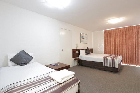 Atrium Hotel Mandurah - Holiday Cairns 1