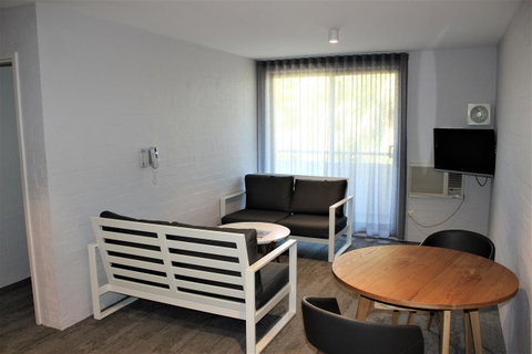 Atrium Hotel Mandurah - Holiday Cairns 4