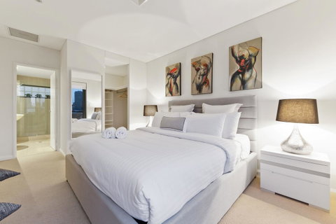 The Executive Penthouse - Holiday Cairns 8
