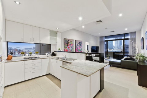 The Executive Penthouse - Holiday Cairns 3