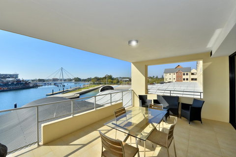 Dolphin Quay Apartments - Holiday Cairns 9