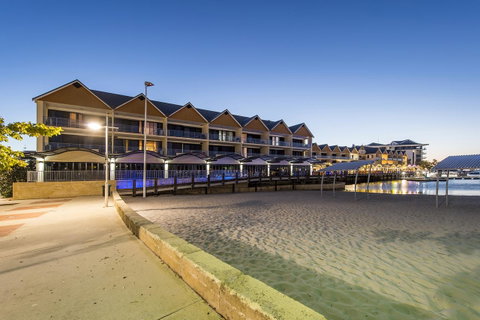 Dolphin Quay Apartments - Holiday Cairns 0