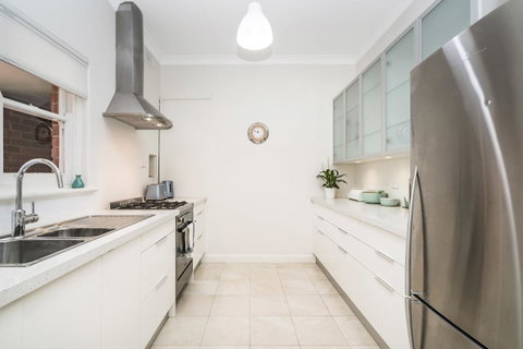 Light Bright, Quality River Views! Free Parking - Holiday Cairns 5