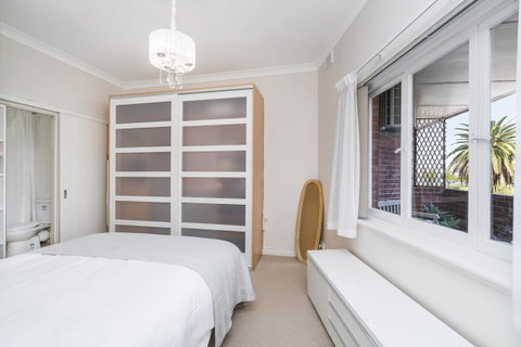 Light Bright, Quality River Views! Free Parking - Holiday Cairns 9