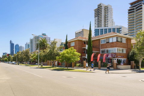 Light Bright, Quality River Views! Free Parking - Holiday Cairns 1