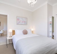 Light bright quality river views Free parking - Holiday Cairns