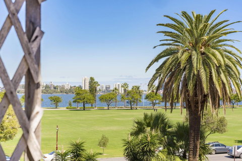 Light Bright, Quality River Views! Free Parking - Holiday Cairns 16