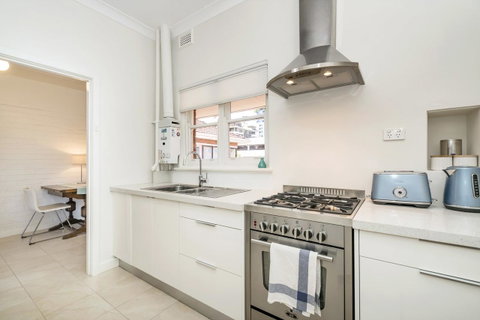 Light Bright, Quality River Views! Free Parking - Holiday Cairns 8
