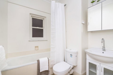 Light Bright, Quality River Views! Free Parking - Holiday Cairns 10