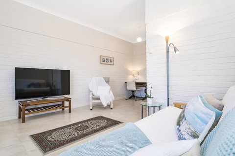 Light Bright, Quality River Views! Free Parking - Holiday Cairns 13