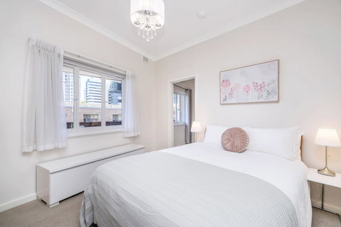 Light Bright, Quality River Views! Free Parking - Holiday Cairns 14