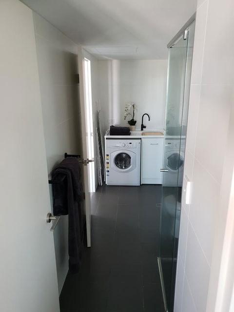 Modern Northbridge Apartment - Holiday Cairns 6