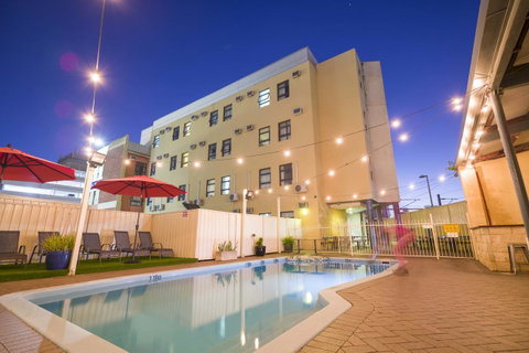 Perth City YHA - Holiday Cairns 0