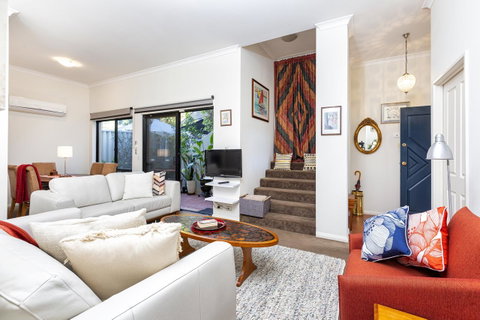 Como Executive Apartment - Holiday Cairns 9