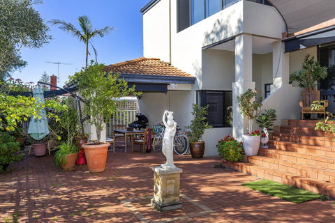 Como Executive Apartment - Holiday Cairns 16
