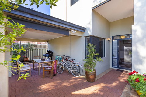 Como Executive Apartment - Holiday Cairns 2