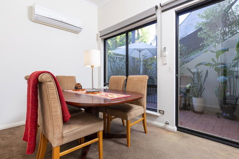 Como Executive Apartment - Holiday Cairns 10
